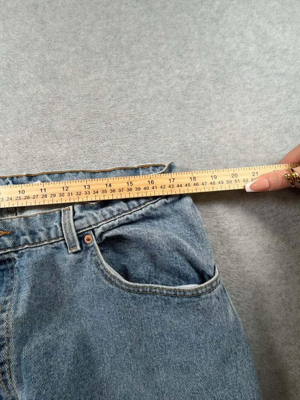 Vintage Levi's 560 Loose Fit Tapered Leg Jeans Men's 38x32 Light Wash